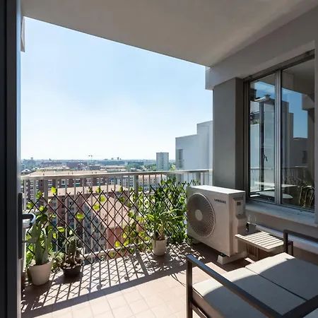 Skyline View - Design - Bicocca Metro Apartment